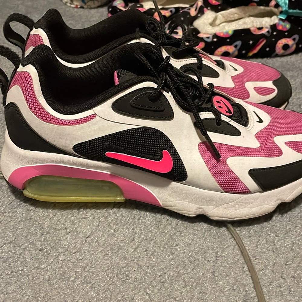 Nike womens shoes air max 200 have a Nike day shoe
